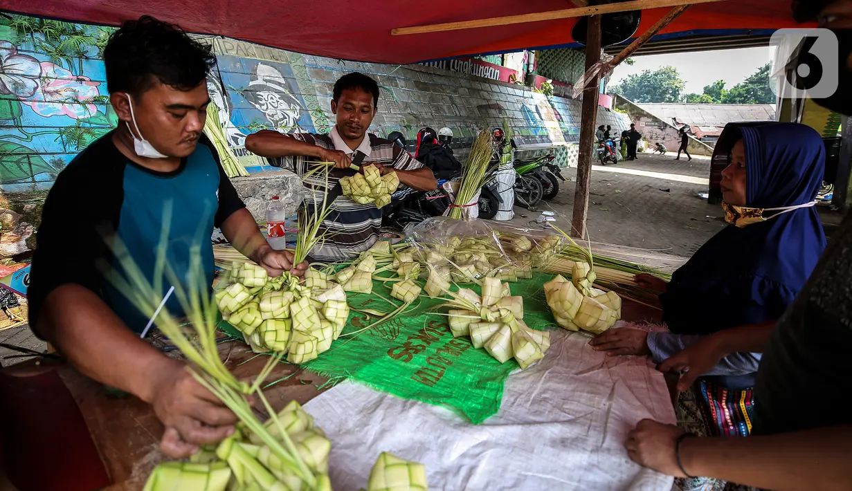 Pedagang melayani pembeli kulit ketupat di bawah kolong jembatan kawasan Pesanggrahan, Jakarta, Senin (10/5/2021). H-3 menjelang Hari Raya Idul Fitri 1442 H, penjualan kulit ketupat mulai marak yang dijual dengan harga Rp 8.000 per 10 buahnya. (Liputan6.com/Johan Tallo)