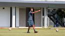 Ekspresi pelatih timnas Indonesia, Luis Milla saat memimpin sesi latihan di Lapangan ABC Senayan, Jakarta (21/2/2018). Latihan ini merupakan persiapan Asian Games 2018. (Bola.com/Nick Hanoatubun)