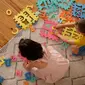 Dua Anak Sedang Bermain Puzzle Huruf (freepik)