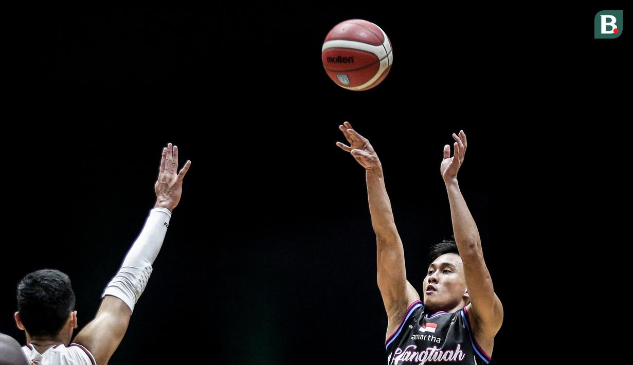 Pemain Amartha Hangtuah, Sevly Victory A. Rondonuwu menjadi pemain dengan koleksi poin terbanyak dalam laga lanjutan Seri 1 IBL 2022 melawan Indonesia Patriots di Hall Basket GBK, Senayan, Kamis (20/01/2022). (Bola.com/Bagaskara Lazuardi)
