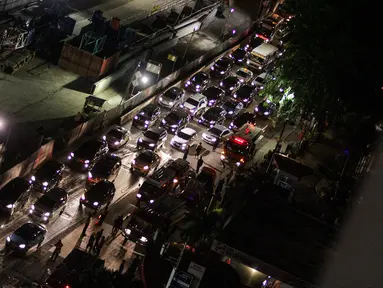 Jalan di sekitar lokasi kebakaran wisma Kosgoro mengalami kemacetan yang panjang, Jakarta, Senin (9/3/2015).(Liputan6.com/Faizal Fanani)