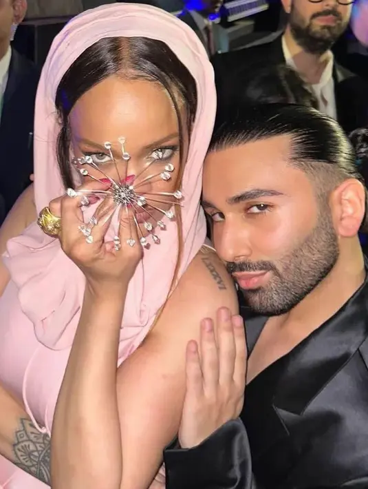 Rihanna juga terlihat mengenakan cincin dan berlian antik dari Joseph Saidian dan putranya. [Foto: Instagram/davincicode7]