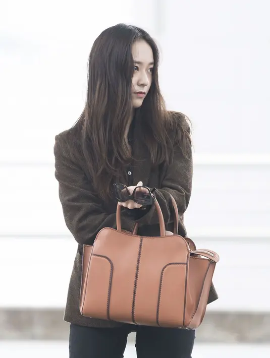 Krsytal f(x) merupakan salah satu idol yang introvert. Ia sangat diam dan gemetar saat bertemu dengan orang dan ia selalu membenarkan rambutnya. (Foto: koreaboo.com)