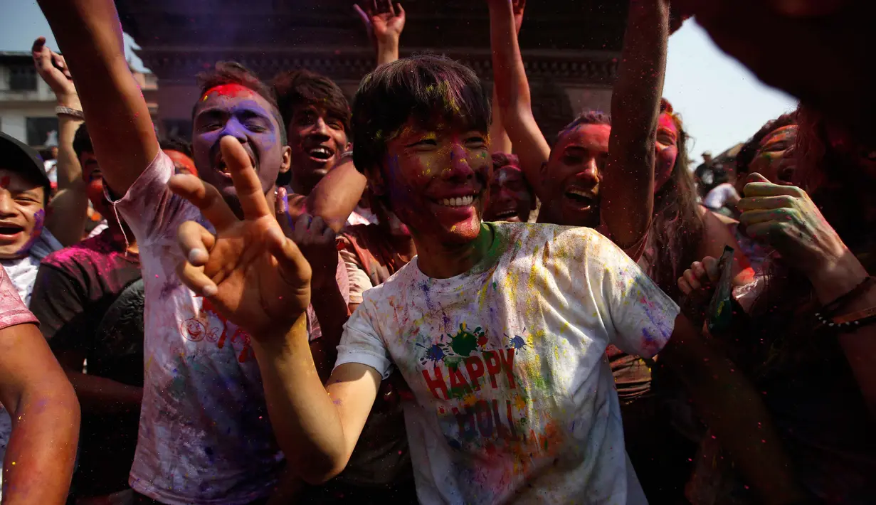 Sejumlah orang merayakan Holi atau Festival Warna di Kathmandu, Nepal, 22 Maret 2016. Mereka merayakan Holi dengan saling melemparkan bubuk atau menyiramkan air berwarna-warni. (REUTERS / Navesh Chitrakar)