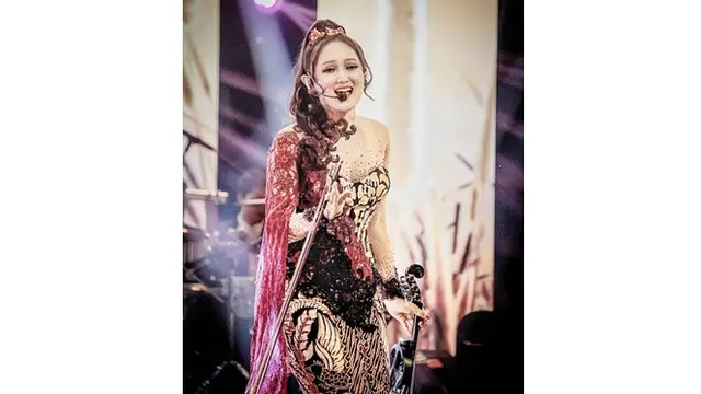 Pesona Tara Adia Saat di Atas Panggung (Sumber: Instagram/@taraadia)