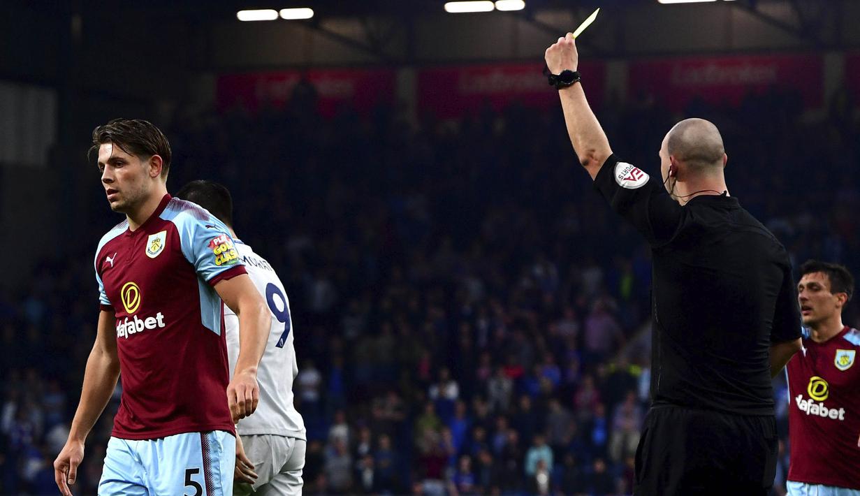 Bek Burnley, James Tarkowski, mendapat kartu kuning saat melawan Chelsea pada laga Premier League di Stadion Turf Moor, Jumat (20/4/2018). Burnley takluk 1-2 dari Chelsea. (AP/Anthony Devlin)