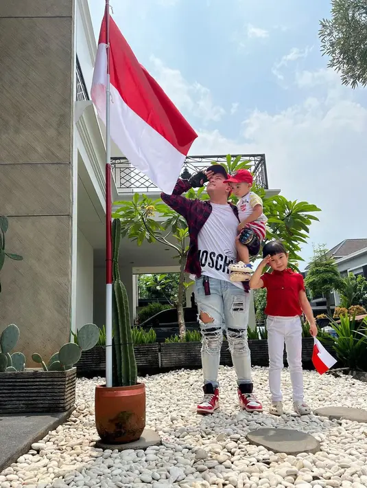 Berpose hormat di depan bendera merah putih, Glenn Alinskie bersama dua anaknya kompak mengenakan outfit kasual nuansa merah putih. (Instagram/chelseaoliviaa).