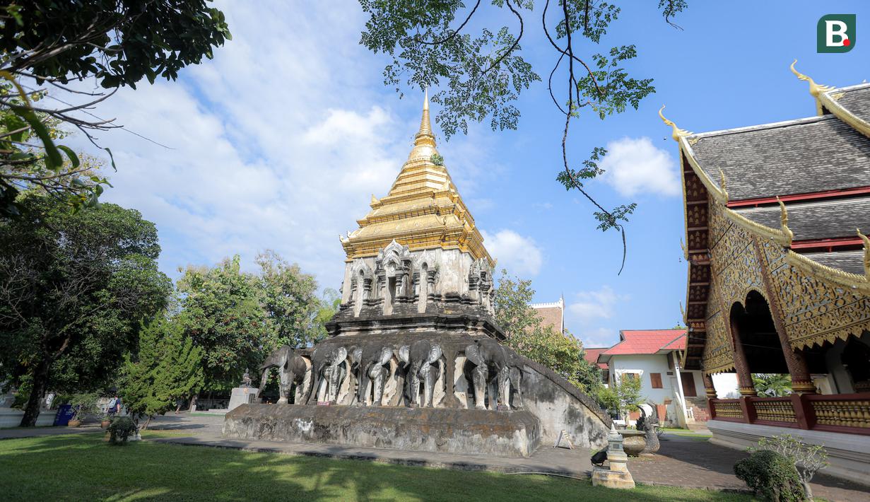 Bola.com menyempatkan diri untuk berkeliling Kota Tua Chiang Mai saat meliput SEA Games 2025 di Thailand, Selasa (09/12/2025). Salah satu destinasinya yaitu menjumpai kuil tertua di Chiang Mai, yaitu Wat Chiang Man. Pertama kali memasuki kompleks Wat Chiang Man, suasana sakral dan tenang begitu terasa mendalam. (Bola.com/Bagaskara Lazuardi)