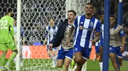 Pemain FC Porto, Wenderson Galeno melakukan selebrasi setelah mencetak gol kemenangan timnya ke gawang Arsenal pada laga leg pertama 16 besar Liga Champions 2023/2024 di Dragao stadium, Porto, Portugal, Kamis (22/02/2024) dini hari WIB. (AFP/Miguel Riopa)