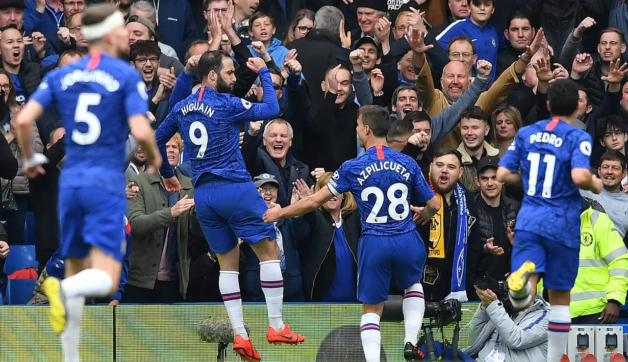 Para pemain Chelsea merayakan gol yang dicetak Gonzalo Higuain ke gawang Watford pada laga Premier League di Stadion Stamford Bridge, London, Minggu (5/5). Chelsea menang 3-0 atas Watford. (AFP/Ben Stansall)