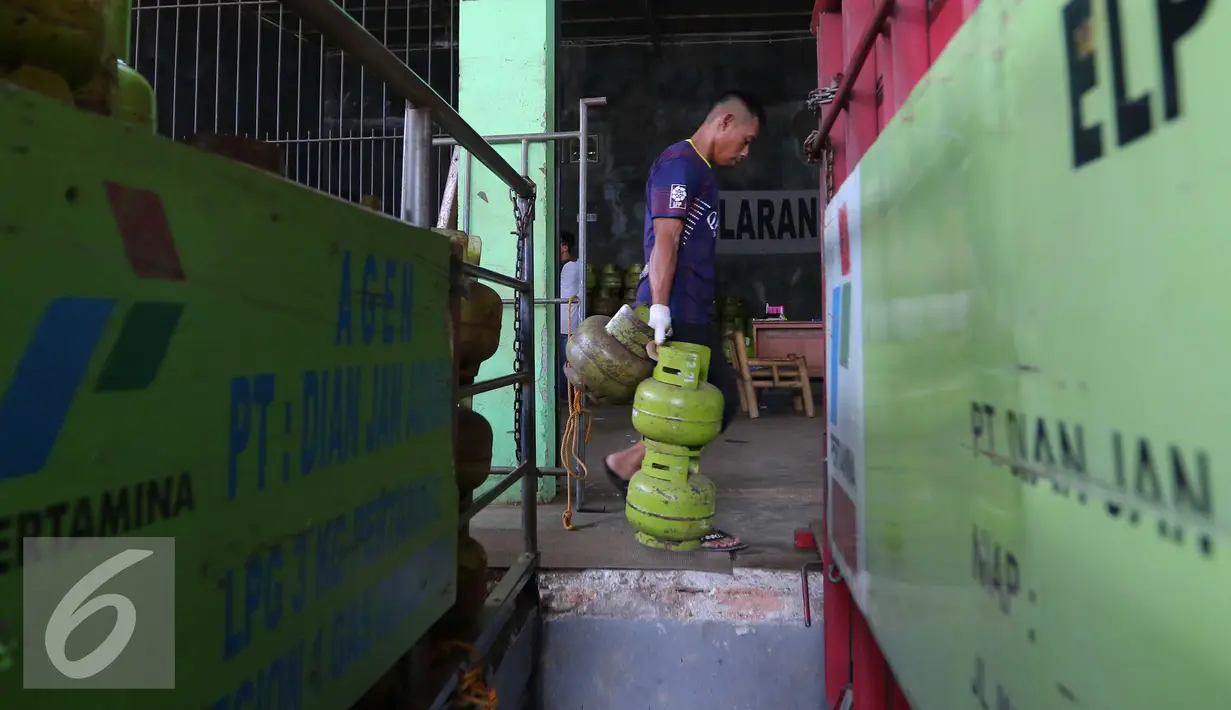 Pekerja tengah memindahkan tabung gas LPG 3 kg, Jakarta, Kamis (30/6). Kementerian ESDM memastikan tidak akan menaikan harga gas LPG 3 kg. (Liputan6.com/Angga Yuniar)