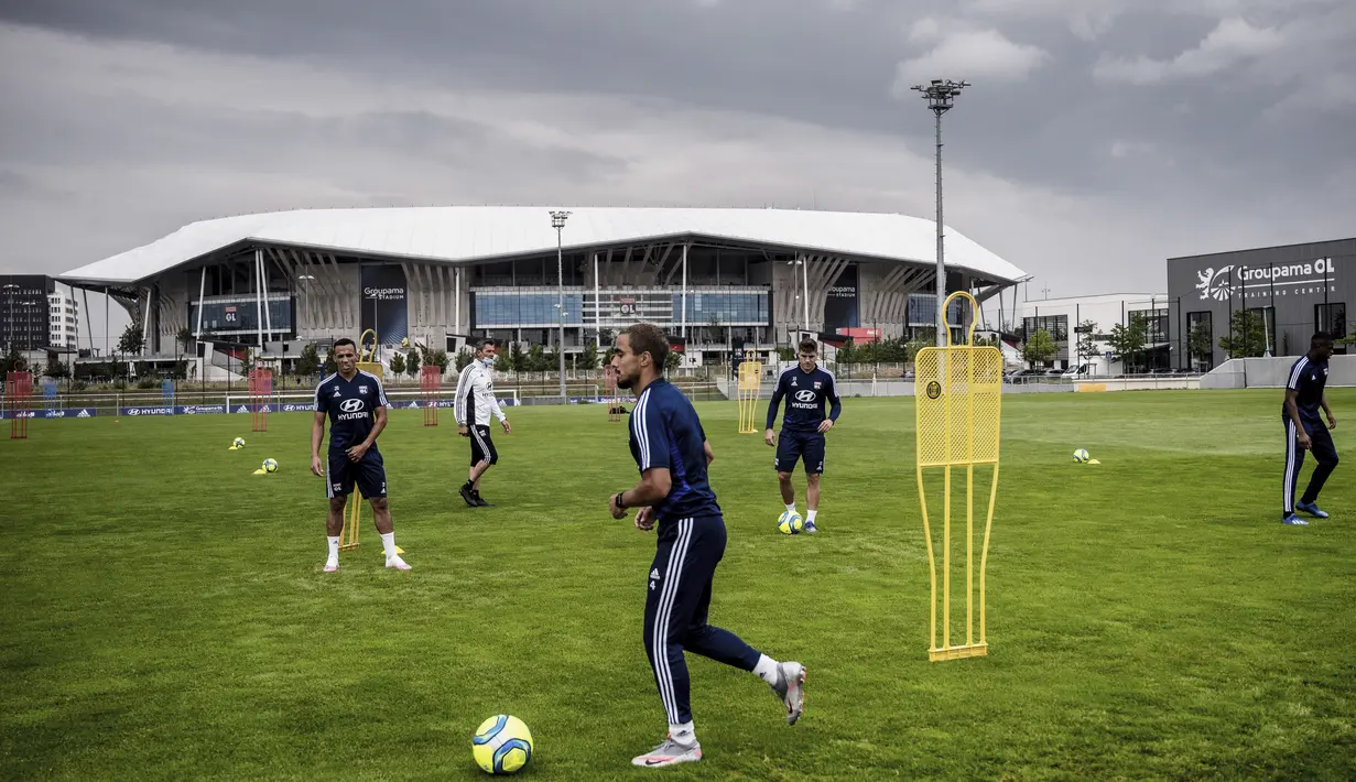 Pemain Olympique Lyon melakukan latihan di Decines-Charpieu Groupama, Prancis, Rabu (10/6/2020). Olympique Lyon melakukan persiapan Jelang leg kedua babak 16 besar Liga Champions melawan Juventus. (AFP/Jeff Pachoud)