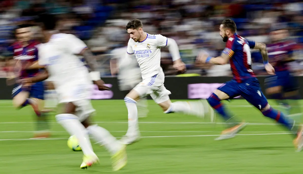 Pemain yang berposisi sebagai gelandang ini terus menunjukkan kepiawaiannya dalam mengolah Si Kulit Bundar di lini tengah di Real Madrid. Berkat performa apiknya tersebut harga pasar Federico Valverde meroket hingga 70 juta euro atau sekitar Rp1 triliun. (AFP/Javier Soriano)