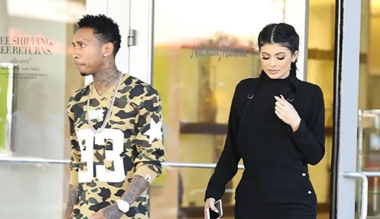 Meski Kylie Jenner kini sudah miliki anak, Tyga tetap berusaha mendapatkan hati si bungsu tersebut. (FameFlyNet-HollywoodLife)