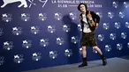 Aktor Prancis-AS, Timothee Chalamet berpose saat sesi pemotretan untuk film "Bones And All" yang mengikuti Venice Film Festival 2022 ke-79 di Lido, Venesia, Italia (2/9/2022). Timoth&eacute;e Chalamet menunjukkan selera gayanya yang eksentrik. (AFP/Marco Bertorello)
