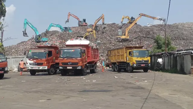 Sejumlah truk pengangkut sampah sedang melakukan bongkar muat sampah di TPA Cipayung, Kecamatan Cipayung, Kota Depok. (Istimewa)
