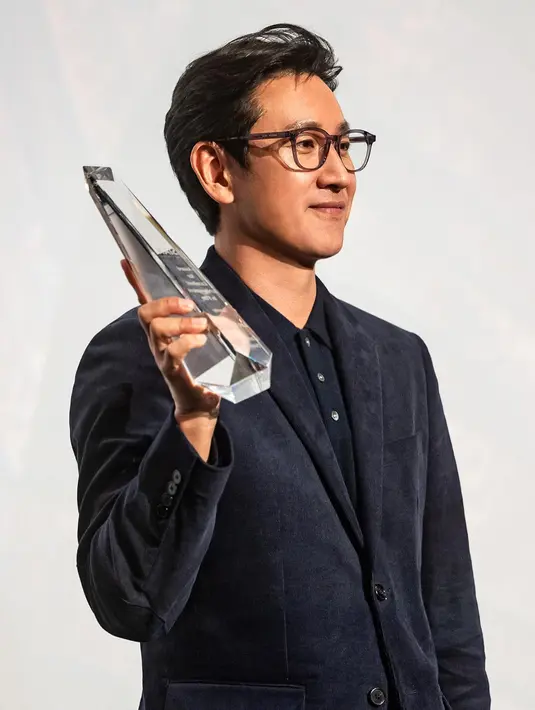<p>Dia dengan bangga menunjukkan piala kemenangan dari hasil kerja kerasnya di industri film. "Congratulations on your award. 💐 We ask for your support and attention to actor Sun-hong's future activities!" kata pihak agensi kala itu. (Foto: Instagram/ hoduent)</p>