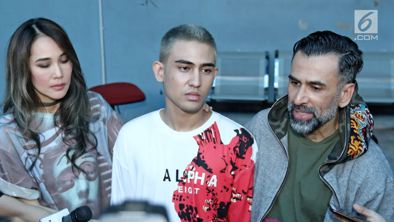 Jeremy Thomas dan Ina Thomas bersama Axel Matthew Thomas