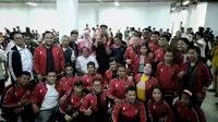 Menpora Dito Ariotedjo berfoto bersama dengan para atlet NPC Indonesia yang mengikuti pelantas untuk persiapan ASEAN Para Games 2023 di Kamboja, Senin (8/5).(Liputan6.com/Fajar Abrori)