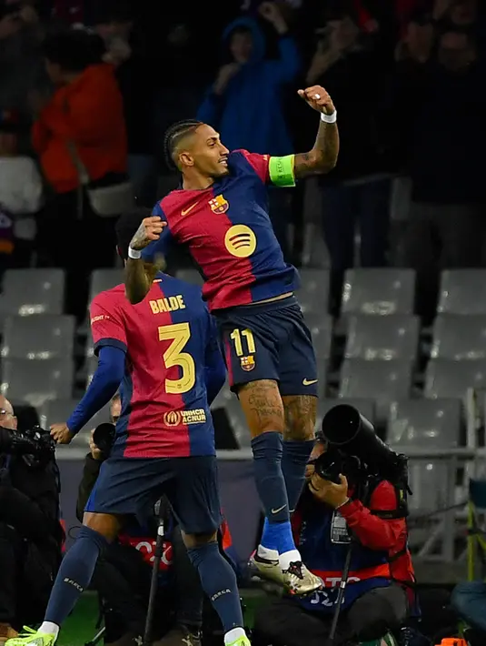 Laga baru berjalan satu menit, Raphinha sudah membawa Barca unggul lewat serangan balik cepat. (Josep LAGO/AFP)
