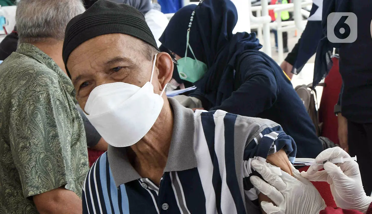 Warga lanjut usia (lansia) menerima suntikan vaksin Sinovac dari petugas medis di Alun-Alun Bekasi, Jawa Barat, Rabu (23/2/2022). Sebanyak 600 dosis vaksin Sinovac disiapkan pemerintah setempat untuk warga lansia guna mencegah penyebaran COVID-19. (Liputan6.com/Herman Zakharia)