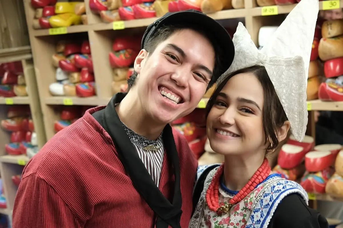 Romantis dan Berbudaya, El Rumi dan Syifa Hadju Tampil Serasi Pakai Baju Tradisional Belanda