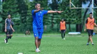 Asisten pelatih Arema FC, Charis Yulianto. (Bola.com/Iwan Setiawan)