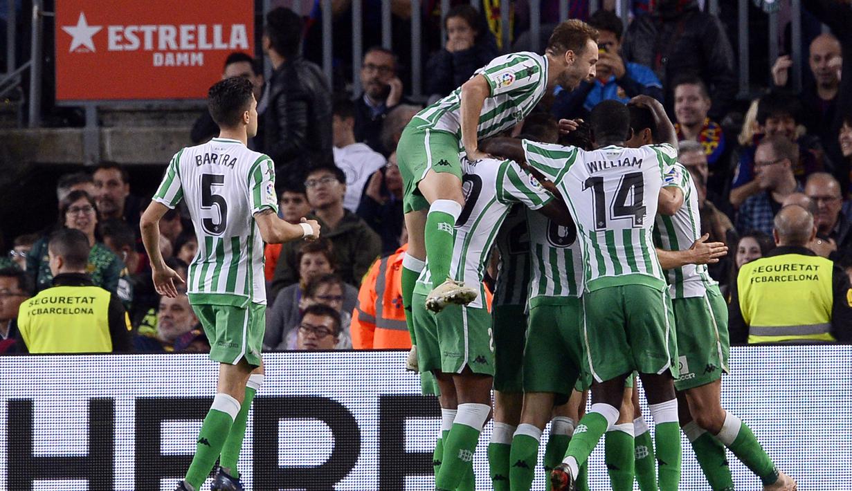 Selebrasi yang ditunjukan pemain Real Betis usai Junior Firpo mampu menceploskan bola ke gawang Barcelona pada menit ke-20 pada laga lanjutan La Liga 2018/19 yang berlangsung di stadion Camp Nou. Real Betis menang 4-3. (AFP/Josep Lago)