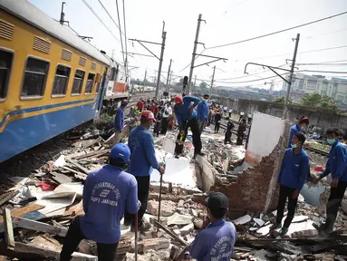 Petugas Satpol PP dan DAOP 1 membongkar bangunan liar di pinggiran rel kawasan Tanah Abang, Jakarta, Kamis (7/8/14). (Liputan6.com/Faizal Fanani)