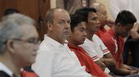 Pelatih Bali United, Hans-Peter Schaller, saat konferensi pers jelang laga final Piala Presiden 2018 di Hotel Sultan, Jakarta, Kamis (15/2/2018). Final dan semifinal Piala Presiden 2018 akan digelar di SUGBK Jakarta. (Bola.com/M Iqbal Ichsan)