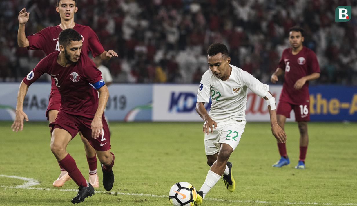 Gelandang Timnas Indonesia, Todd Rivaldo, menggiring bola saat melawan Qatar pada laga AFC U-19 Championship di SUGBK, Jakarta, Minggu (21/10). Indonesia kalah 5-6 dari Qatar. (Bola.com/Vitalis Yogi Trisna)
