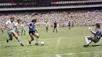 Pemain Argentina, Diego Maradona, mengecoh kiper Inggris Peter Shilton sebelum mencetak gol kedua pada perempat final Piala Dunia 1986. (AFP)