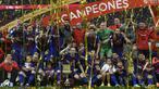 Para pemain Barcelona melakukan selebrasi usai menjuarai Copa del Rey setelah mengalahkan Sevilla di stadion Wanda Metropolitano, Madrid, Minggu (22/4/2018). Barcelona menang 5-0 atas Sevilla. (AFP/Lluis Gene)
