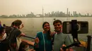 Wisatawan menaiki feri dari Kepulauan Toronto menuju pusat kota saat asap akibat kebakaran hutan di Ontario Utara menyelimuti Toronto dan menyebabkan kualitas udara memburuk, di Toronto, Ontario, Kamis, 15 Juli 2026. (AFP/ Cole Burston)