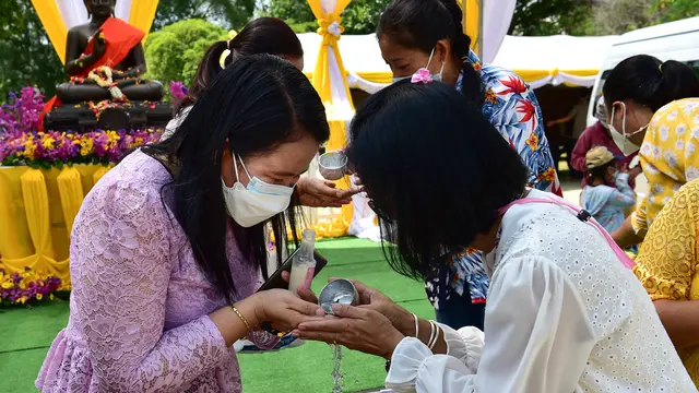 Umat Buddha di Thailand Merayakan Tahun Baru Songkran