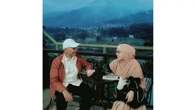 7 Potret Mesra Mark Sungkar dan Istri, Terpaut Usia 45 Tahun