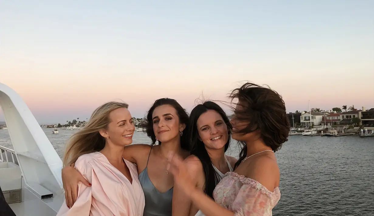 Setelah pesta ulang tahun berakhir, beberapa teman Selena tetap berada di kapal untuk menemaninya. (instagram/courtneyjbarry)