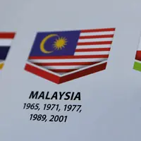 Bendera Indonesia tercetak terbalik pada buku panduan yang dibagikan dalam pembukaan SEA Games 2017 di Stadion Bukit Jalil, Kuala Lumpur, Malaysia, Sabtu (19/8). Bendera merah putih Indonesia tercetak terbalik, yakni menjadi putih merah. (AP Photo/Yau)