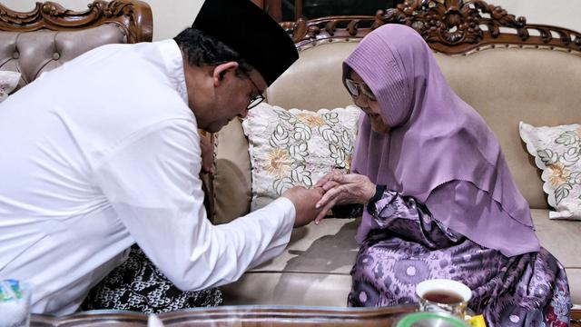 Anies sungkem dengan ibunda Cak Imin di Jombang. (Istimewa)