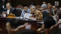 Ekspresi Ketua KPU Arief Budiman (kanan) saat mengikuti sidang sengketa Pilpres 2019 di Gedung MK, Jakarta, Selasa (18/6/2019). Sidang tersebut beragendakan mendengarkan jawaban dari termohon. (Liputan6.com/Faizal Fanani)