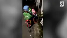Orang dewasa jadi driver ojek online? Tentu sudah biasa. Tapi bagaimana jadinya kalau bocah cilik yang jadi driver ojek online.