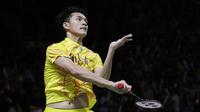 Tunggal putra Indonesia, Jonatan Christie, melakukan smash saat melawan tunggal China pada Indonesia Masters 2019 di Istora Senayan, Jakarta, Kamis (24/1). Jonatan lolos ke perempat final. (Bola.com/M. Iqbal Ichsan)