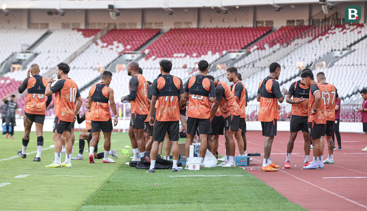 Para pemain Persija Jakarta pada sesi latihan resmi jelang pertandingan pekan ke-30 BRI Super League melawan Persis Solo yang bertempat di Stadion Utama Gelora Bung Karno (SUGBK) Jakarta pada Minggu (26/04/2026).