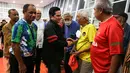 Ketua Umum PSSI, Erick Thohir memberikan bantuan untuk para legenda Timnas Indonesia dan mantan wasit Indonesia saat acara menyambut Hari Ulang Tahun PSSI ke-93 di Selasar VIP Barat Stadion Utama Gelora Bung Karno (SUGBK), Senayan, Jakarta, Jumat (14/04/2023). (Bola.com/Bagaskara Lazuardi)