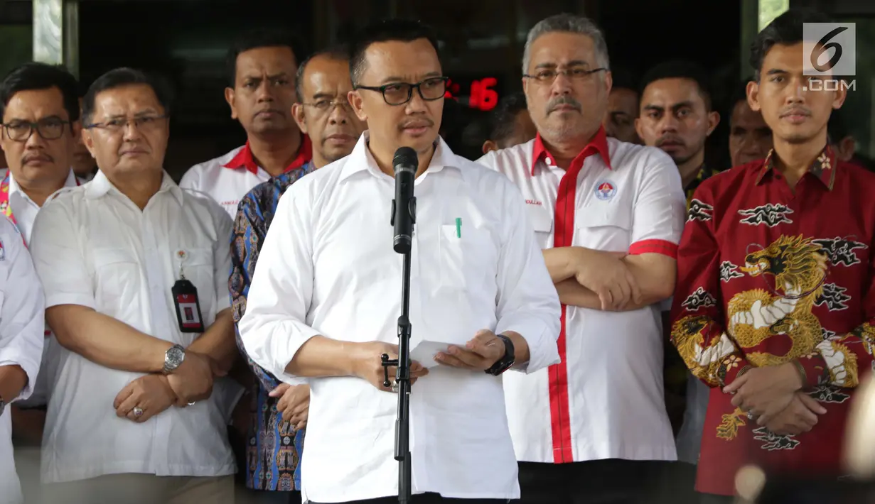 Menpora Imam Nahrawi (tengah) saat menyampaikan keterangan terkait pengunduran dirinya dari jabatan Menteri Pemuda dan Olahraga di Gedung Kemenpora, Jakarta, Kamis (19/9/2019). Sebelumnya, KPK menetapkan Imam Nahrawi sebagai tersangka kasus suap dana hibah KONI. (Liputan6.com/Helmi Fithriansyah)