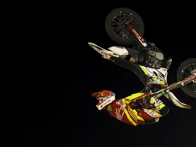 Rider Spanyol, Maikel Melero, beraksi dalam pertunjukan motokros Malaga Freestyle di Malagueta, Malaga, Spanyol (1/8/2015). (Reuters/Jon Nazca)