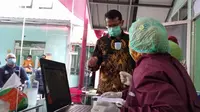 Wakil Bupati Helmi Budiman tengah memberkan penjelasan kepada petugas tenaga kesehatan di sela-sela pelaksanaan simulasi vaksin Covid-19 di Garut, Jawa Barat. (Liputan6.com/Jayadi Supriadin)