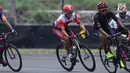 Atlet ParaCycling, Martin Losu (tengah) saat laga di nomor Mens C5 Road RaceAsian Para Games 2018 di Sirkuit Sentul Bogor, Selasa (9/10). Martin Losu meraih perunggu dengan waktu 2 jam 18.58 menit. (Liputan6.com/Helmi Fithriansyah)