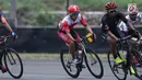 Atlet ParaCycling, Martin Losu (tengah) saat laga di nomor Mens C5 Road RaceAsian Para Games 2018 di Sirkuit Sentul Bogor, Selasa (9/10). Martin Losu meraih perunggu dengan waktu 2 jam 18.58 menit. (Liputan6.com/Helmi Fithriansyah)