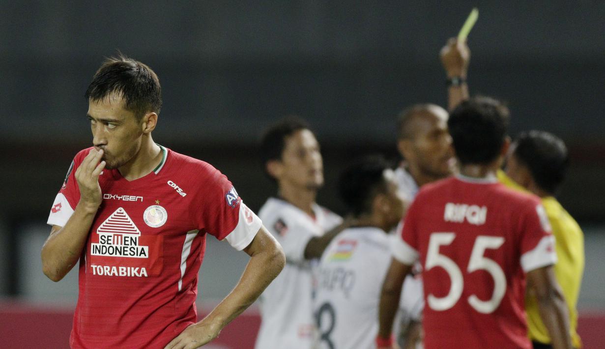 Bek Semen Padang, Shukurali Pulatov, saat pertandingan melawan Bali United pada laga Piala Presiden 2019 di Stadion Patriot, Jawa Barat, Senin (11/3). Bali United menang 2-1 atas Semen Padang. (Bola.com/M Iqbal Ichsan)